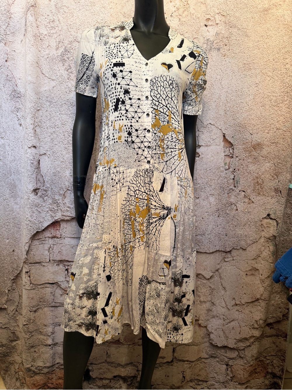 Dolcezza V-Neck Abstract Print Midi Dress in White and Mustard